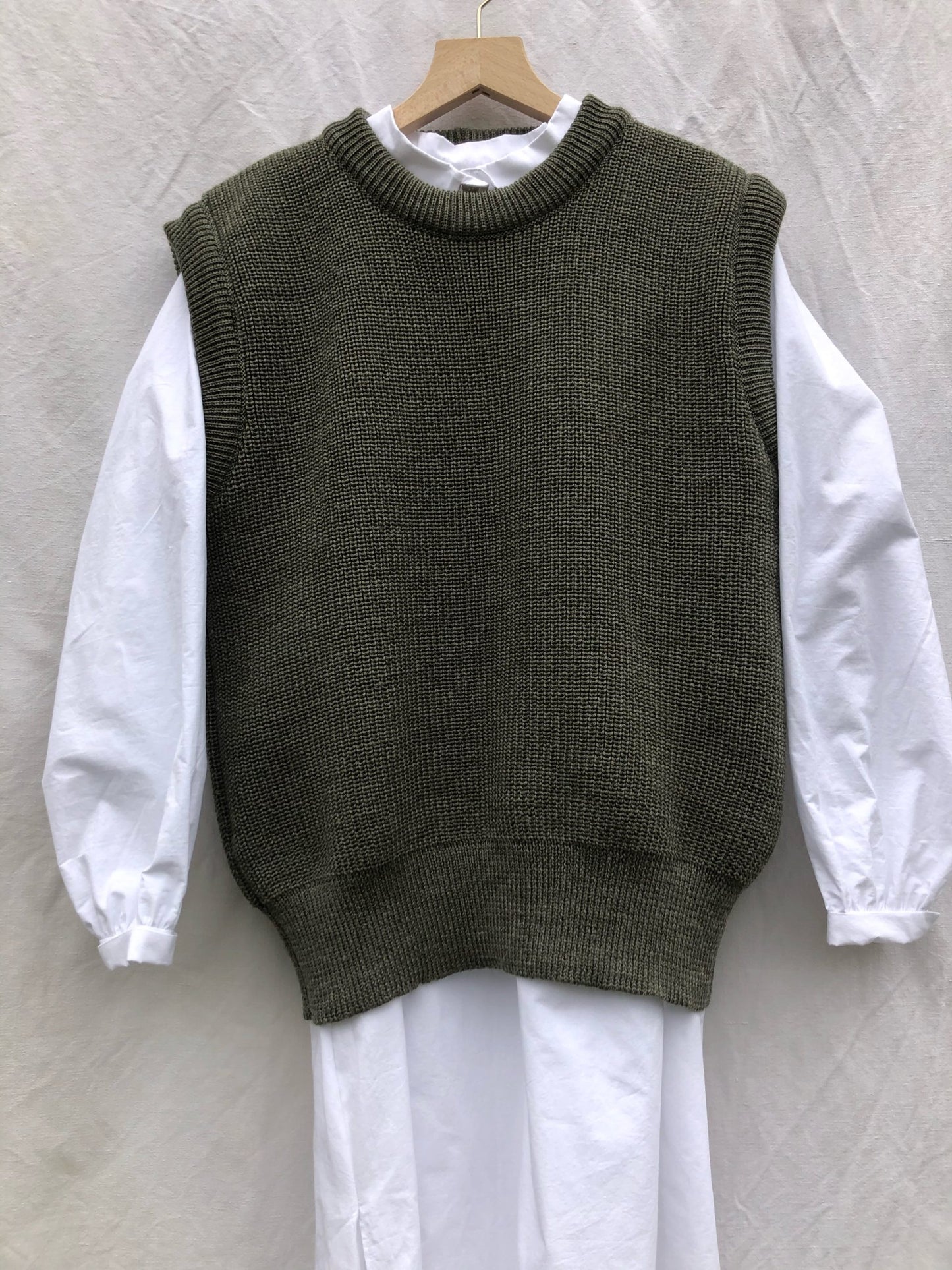 Sleeveless Unisex Sweater - Studio de Lostanges