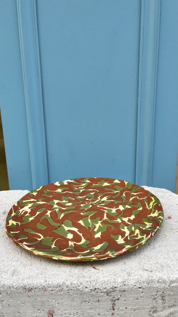 MIMI CONSIGNA  Plato llano marrón con verde y crema